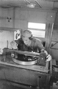 Een radioreportagewagen van het programma der Nederlandse Strijdkrachten bracht , Bestanddeelnr 1570-1-2