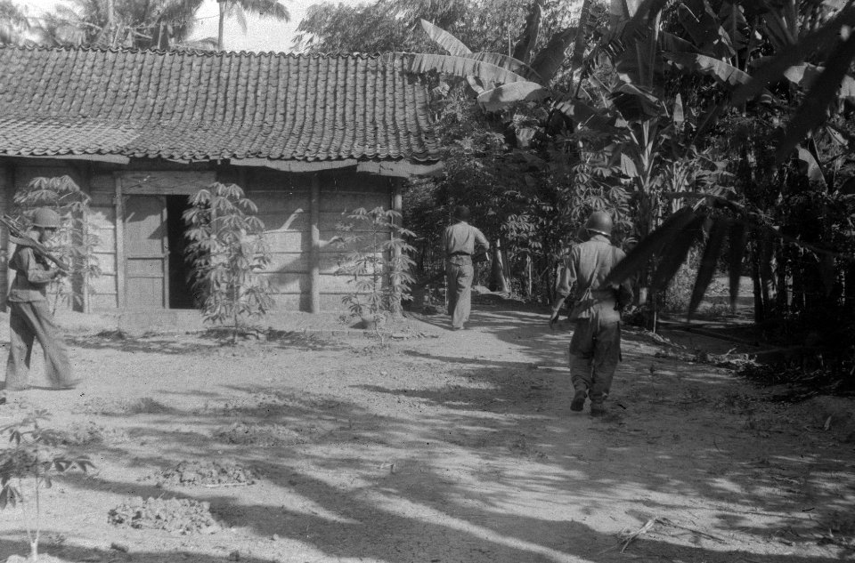 Een patrouille in een kampong, nadert een huis, Bestanddeelnr 6466