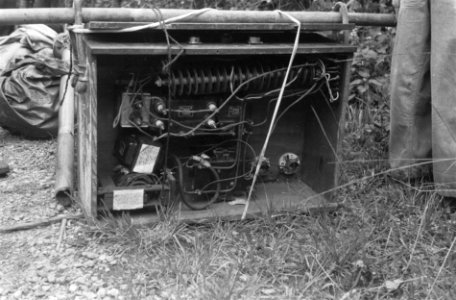 Een radioinstallatie wordt met een draagstok meegevoerd, Bestanddeelnr 3545