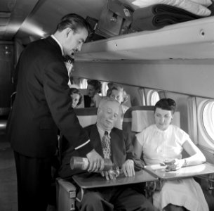 Een passagier in een vliegtuig krijgt jenever ingeschonken, Bestanddeelnr 252-2059