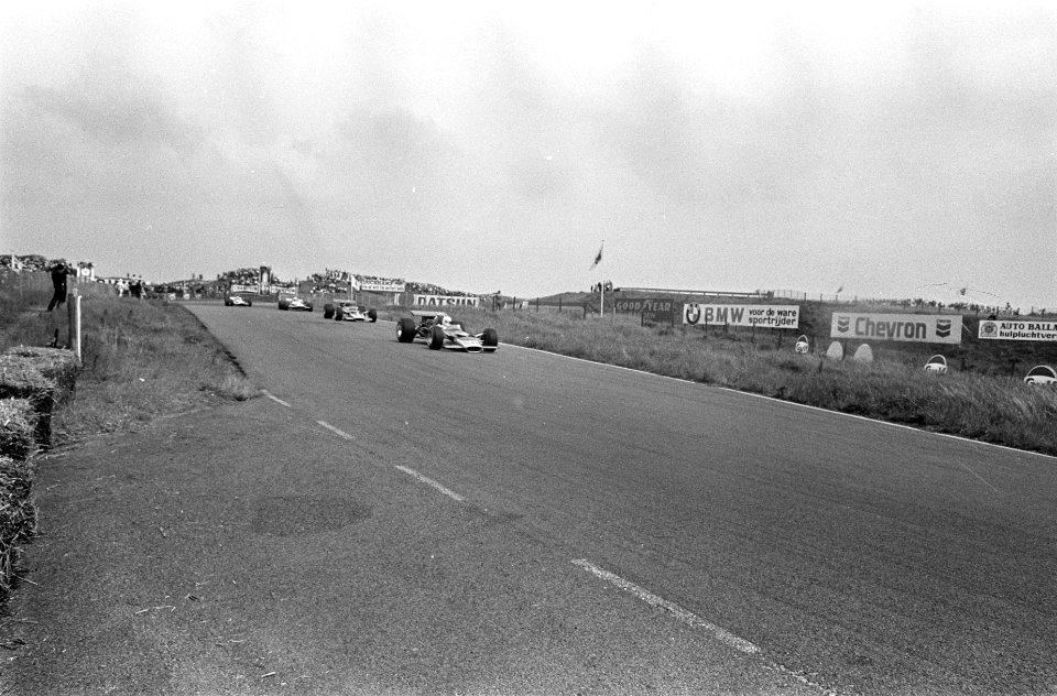 Een raceauto op het circuit, Bestanddeelnr 922-5543