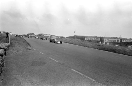 Een raceauto op het circuit, Bestanddeelnr 922-5543