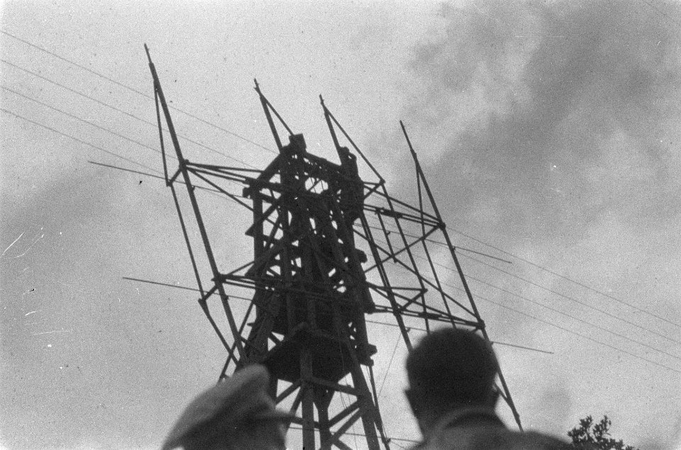 Een radiomast wordt geplaatst, Bestanddeelnr 420-4-1
