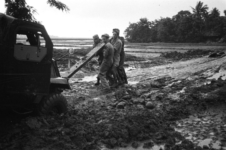 Een pantserwagen is vastgelopen in de modder, Bestanddeelnr 466-3-5