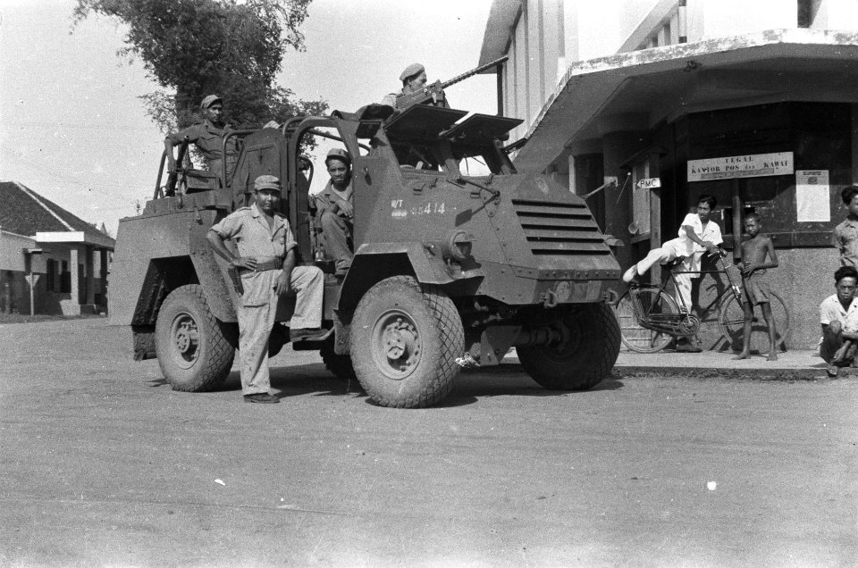 Een pantserwagen met KNIL-bemanning voor het postkantoor van Tegal, Bestanddeelnr 482-1-5
