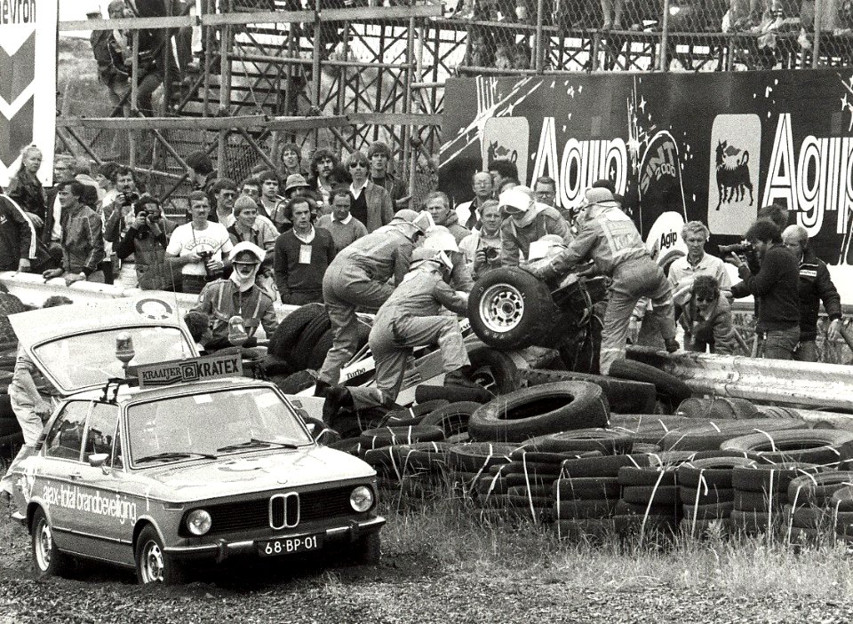 Een reddingsploeg haalt de fransman René Arnoux uit zijn racewagen. Aangekocht in 1984 van fotograaf C. de Boer. - Gepubliceerd in het Haarlems Dagblad van 25.08.1983. Identificatienummer 54, NL-HlmNHA 54014383 02