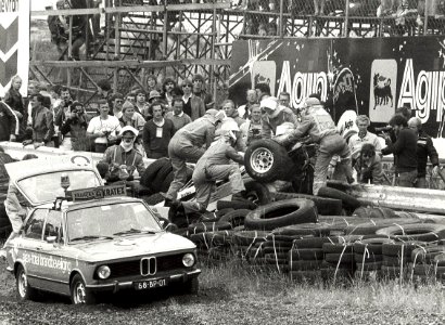 Een reddingsploeg haalt de fransman René Arnoux uit zijn racewagen. Aangekocht in 1984 van fotograaf C. de Boer. - Gepubliceerd in het Haarlems Dagblad van 25.08.1983. Identificatienummer 54, NL-HlmNHA 54014383 02