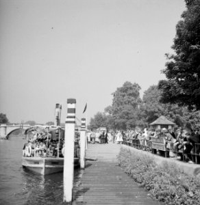 Een rij mensen wacht voor een tochtje met een stoomboot op de rivier de Theems, Bestanddeelnr 191-0639