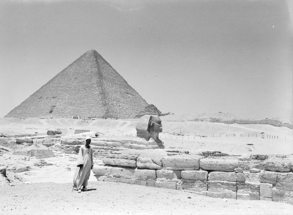 Een piramide van Gizeh met op de voorgrond de sfinx, Bestanddeelnr 252-1799