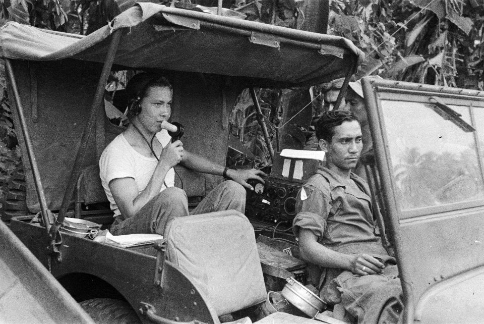 Een radiotelefonist in een jeep, Bestanddeelnr 5-6-4