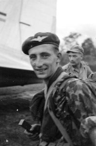 Een parachutist van het Korps Speciale Troepen, Bestanddeelnr 5526