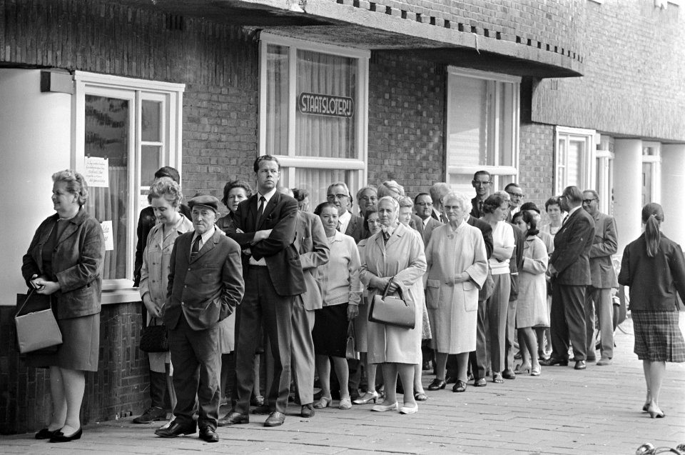 Een rij mensen staat te wachten voor een verkoopkantoor van staatsloten, Bestanddeelnr 921-6622