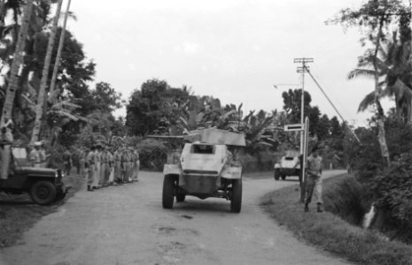 Een pantserwagen passeert tijdens het defilé een jeep waarin kolonel D.R.A. van…, Bestanddeelnr 437-4-4