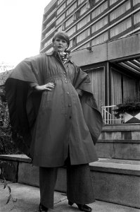 Een regenponcho van Hubert de Givenchy, Bestanddeelnr 928-1351