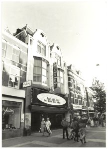 Een rij bezoekers voor de Luxorbioscoop in de Grote Houtstraat. `54035042