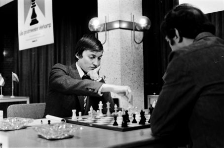 Een partij van Karpov tegen Kavalek (rechts), Bestanddeelnr 930-3155