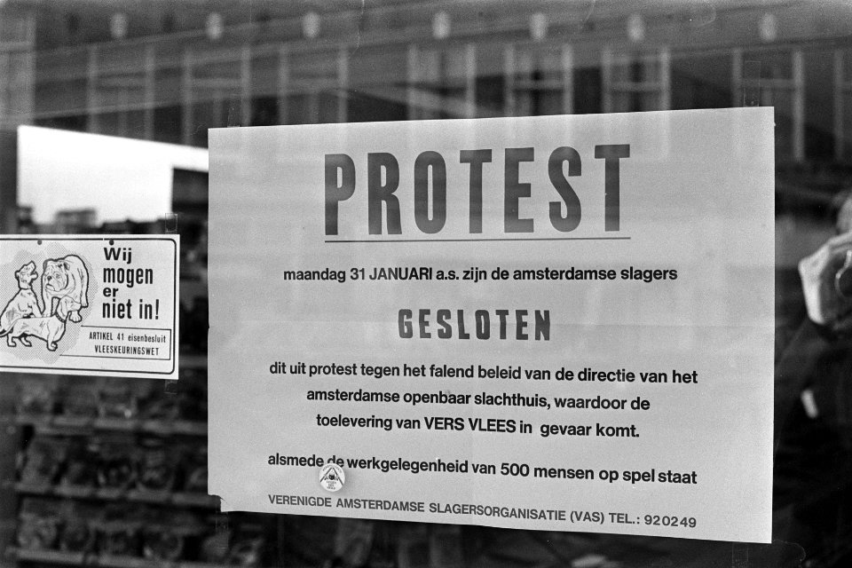 Een protestaffiche bij een slagerij, Bestanddeelnr 929-0043