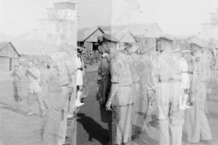 Een rij officieren staat aangetreden. Generaal Doorman en generaal Buurman van V, Bestanddeelnr 66-3-5