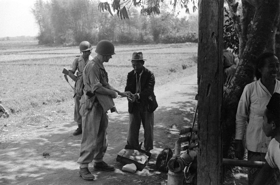 Een oudere Indonesische man wordt gecontroleerd door Nederlandse militairen Rec, Bestanddeelnr 6632