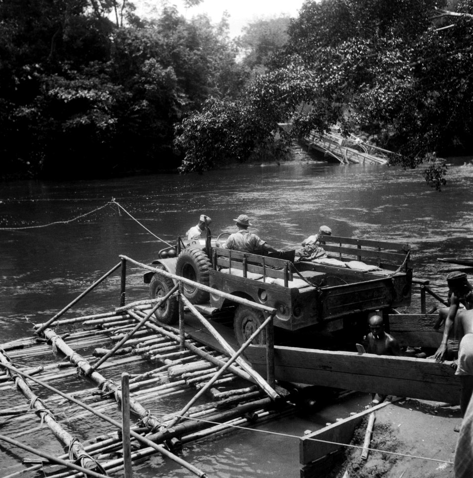 Een pickup-truck wordt op een vlot een rivier overgezet, Bestanddeelnr 8134