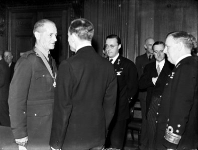 Een oudere man in militair uniform ontvangt een onderscheiding, prins Bernhard…, Bestanddeelnr 935-2366
