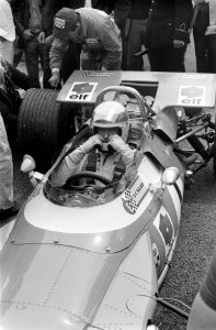 Een raceauto met de coureur in de pitstraat, Bestanddeelnr 922-5538