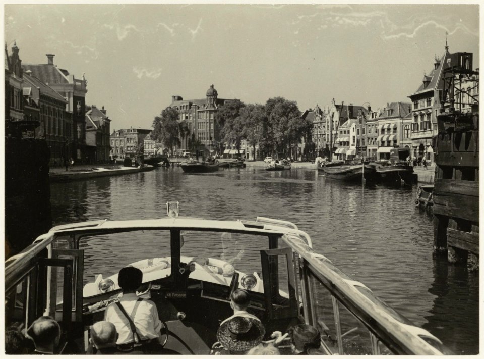 Een rondvaartboot over het Spaarne bij de Gravestenenbrug ziende naar het zuiden, NL-HlmNHA 54010638
