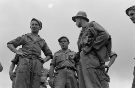 Een Ridder te velde. Majoor Knulst (rechts) van 1-5 R.I., wegens zijn uitstekend, Bestanddeelnr 368-2-4