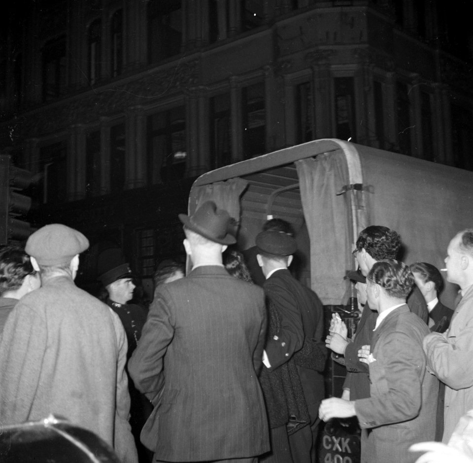 Een overvalwagen van de politie, Bestanddeelnr 191-1027