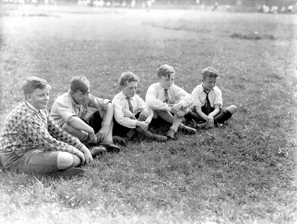 Een rij jongens bij het voetballen op het IJsclubterrein in Amsterdan, Bestanddeelnr 189-0154