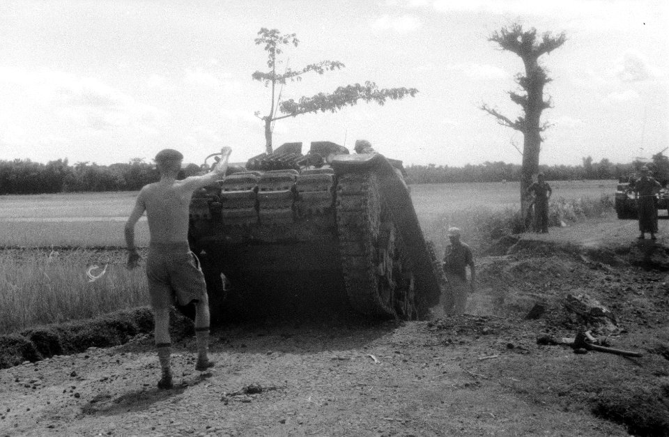 Een Recce M3 Stuart tank (waarvan het machinegeweer is verwijderd) passeert het, Bestanddeelnr 265