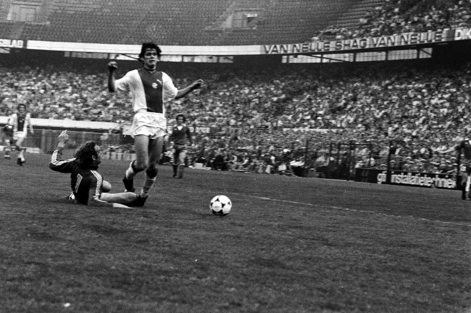 Een overtreding van de Twente doelman tegen Arnesen leidt tot een penalty, Bestanddeelnr 930-2676