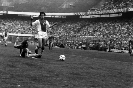 Een overtreding van de Twente doelman tegen Arnesen leidt tot een penalty, Bestanddeelnr 930-2676