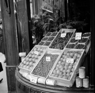 Een overvloed aan fruit in de etalage, Bestanddeelnr 191-0864