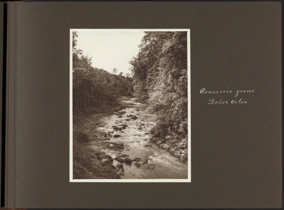 Een rivier door tropische landschap als concessiegrens van de rubberplantage Dol, Bestanddeelnr 834 20