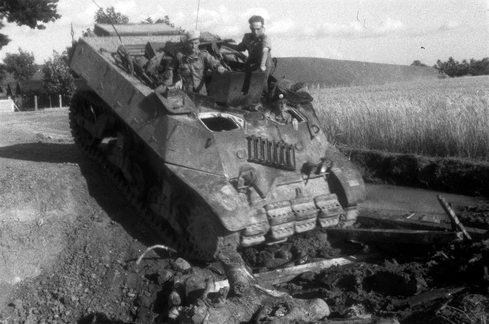 Een Recce M3 Stuart tank (waarvan het machinegeweer is verwijderd) passeert het, Bestanddeelnr 264