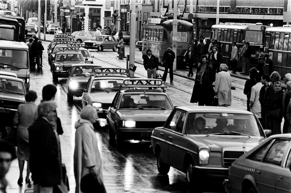 Een rij taxis vormt een onderdeel van de demonstraties, Bestanddeelnr 930-5275