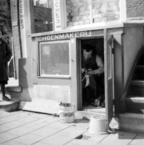 Een schoenmaker in zijn werkplaats, Bestanddeelnr 252-1389