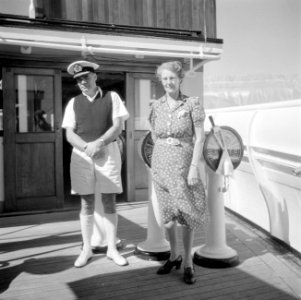 Een scheepsofficier en een vrouw aan boord van een schip in Ataka, Bestanddeelnr 255-6892