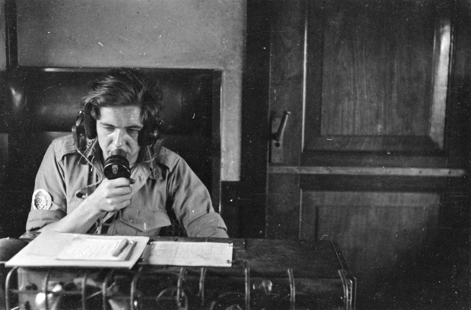 Een radiotelefonist n de trein, Bestanddeelnr 429-2-2