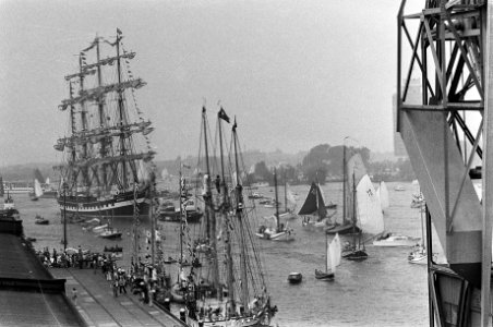 Een overzicht met links achter het Russische schip Krusenstern, Bestanddeelnr 928-1023