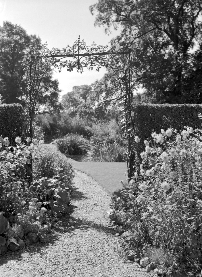 Een pad in de tuin van het landhuis Shoppenhanger Manor, Bestanddeelnr 254-2728