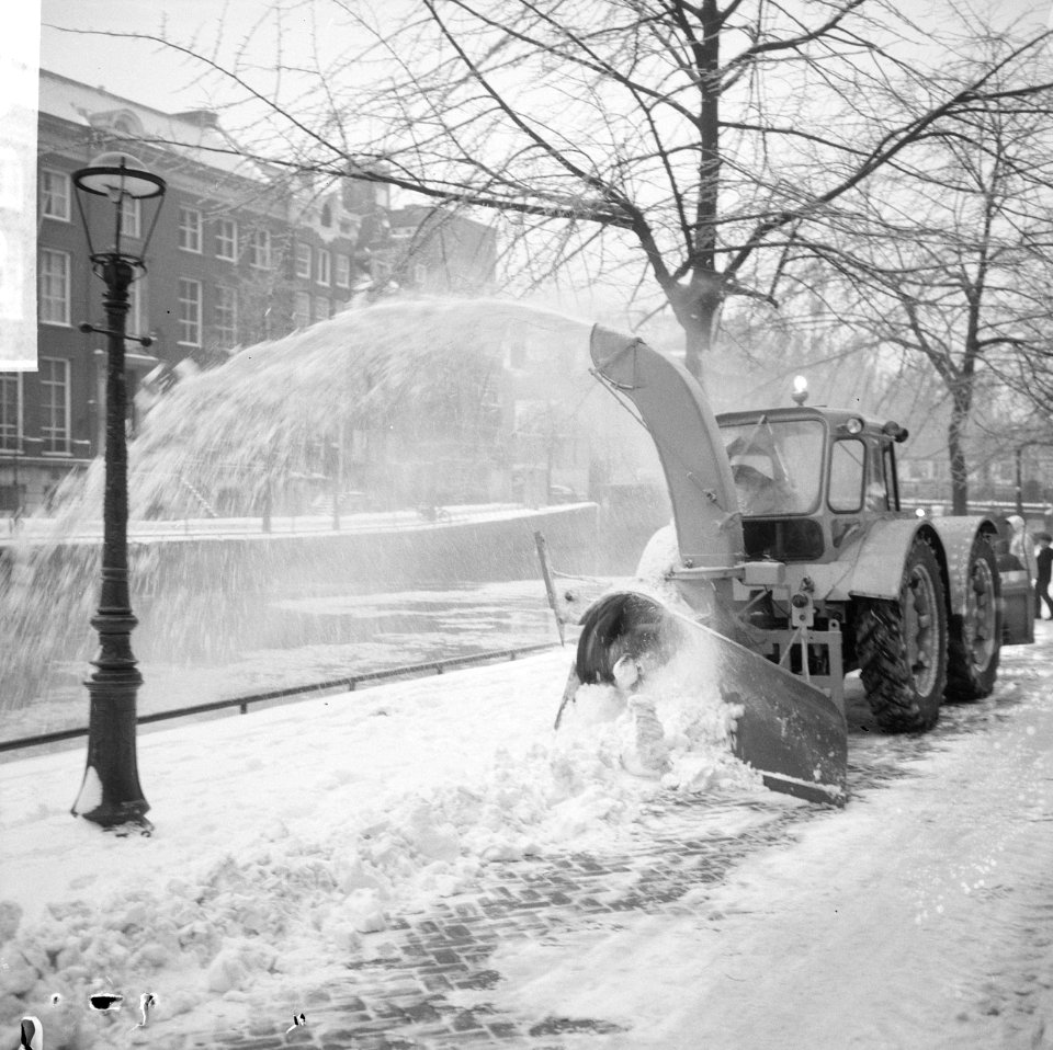 Een sneeuwblazer kwam er in Amsterdam aan te pas, die 150 M3 sneeuw per uur in g, Bestanddeelnr 918-7760