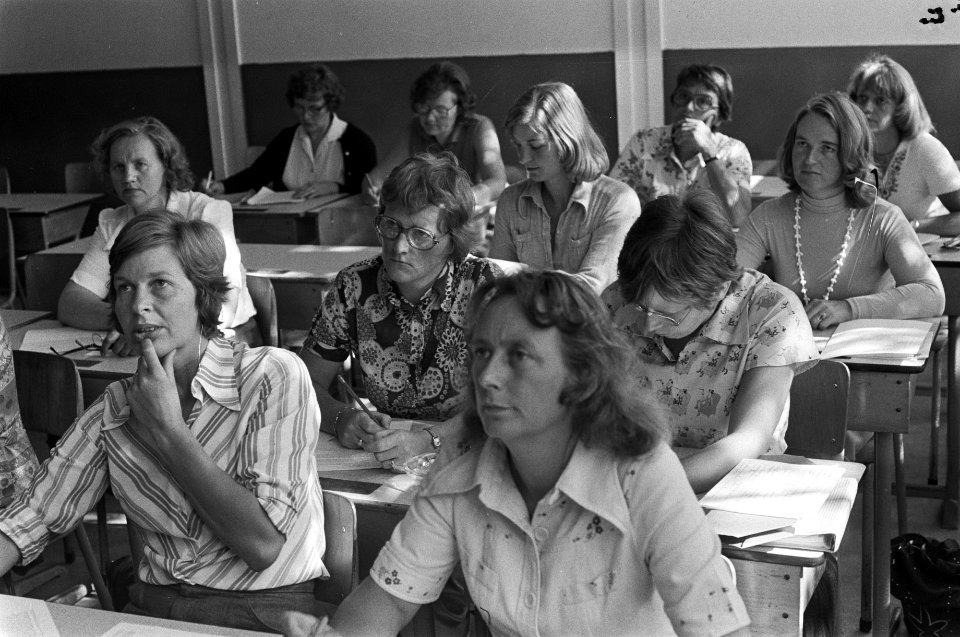 Een schoollokaal met volwassen vrouwen, Bestanddeelnr 928-1262