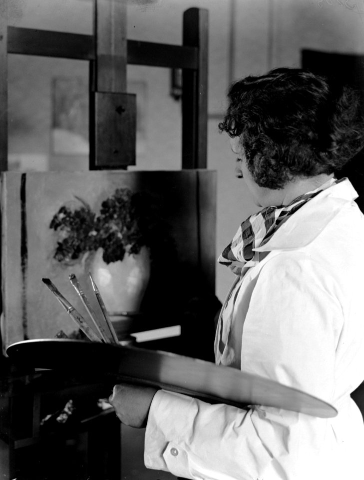 Een schilderes met de naam Lili schildert een vaas met bloemen, Bestanddeelnr 189-0445