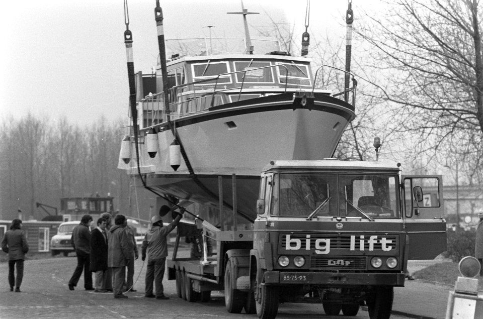 Een schip wordt op een vrachtwagen geladen, Bestanddeelnr 927-0220