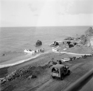 Een sloep van H.M. kruiser De Ruyter arriveert op de kust van Saba, Bestanddeelnr 252-4073