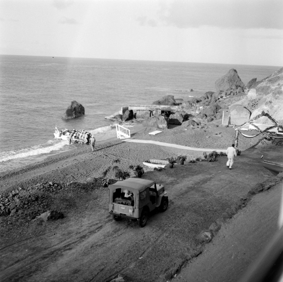 Een sloep van H.M. kruiser De Ruyter arriveert op de kust van Saba, Bestanddeelnr 252-4074