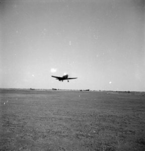 Een P40 Curtiss Kittyhawk stijgt op, Bestanddeelnr 11850