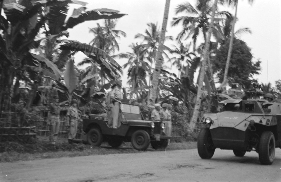 Een scoutcar tijdens het defilé passeert een jeep waarin kolonel DRA van Lang, Bestanddeelnr 437-3-6